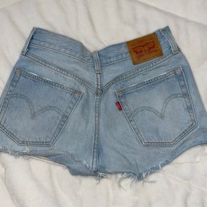 Light wash Levi shorts | Size 26